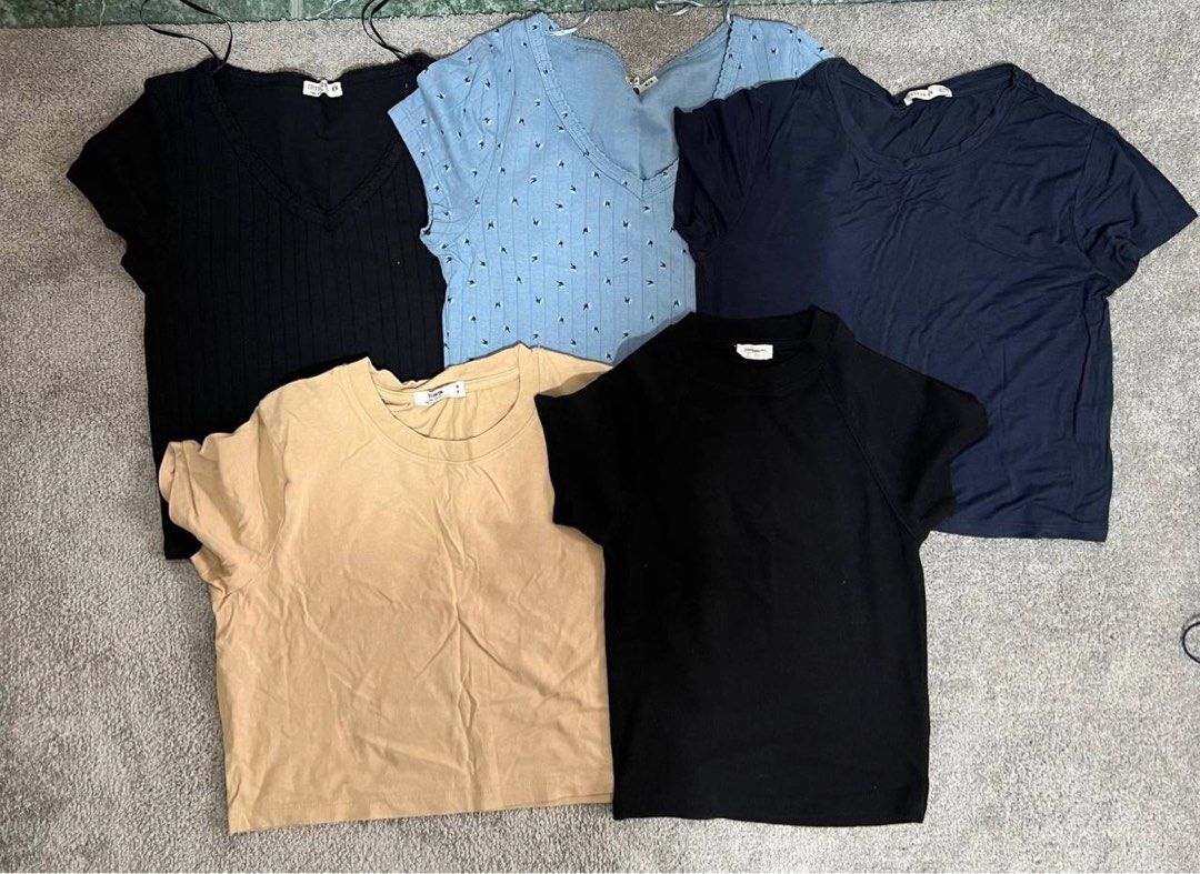 Basic Tops (Category: Shirts) located in Singapore. Submitted by nkhai02 (Listing ID 1314670703, Image 1). Description: $2 each meetups at my convenience preferred paynow/paylah for payment.