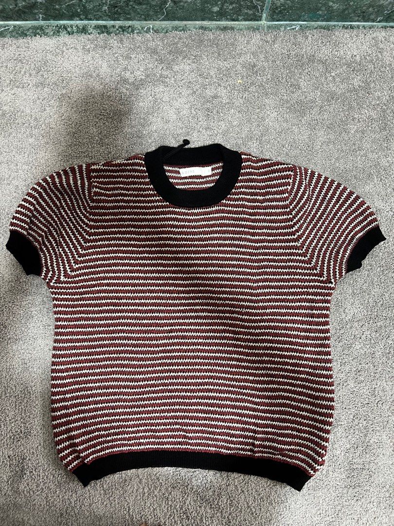 Basic Tops (Category: Shirts) located in Singapore. Submitted by nkhai02 (Listing ID 1314670703, Image 3). Description: $2 each meetups at my convenience preferred paynow/paylah for payment.