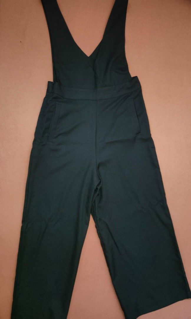 Black wideleg jumpsuit (Category: Jumpsuits) located in Antipolo. Submitted by aprililing (Listing ID 1314608586, Image 1). Description: Black wideleg jumpsuit, no brand. Condition: Like new Size: Can fit S-M frame.