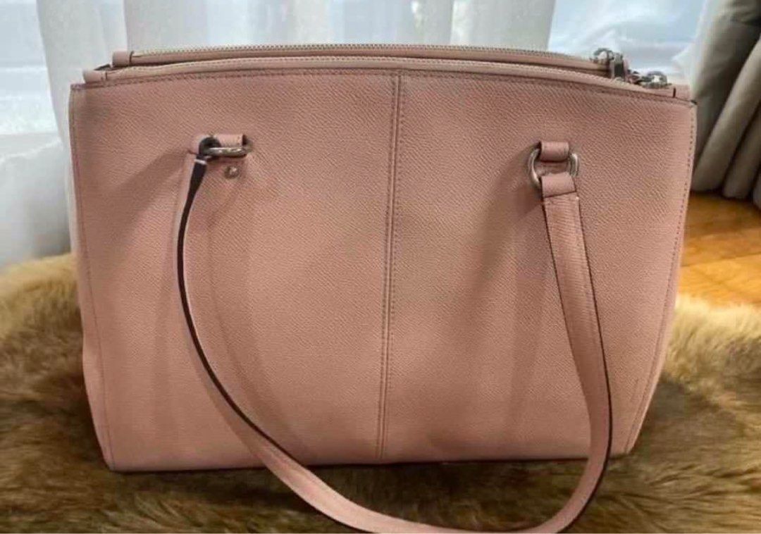 Coach staton Bag (Category: Luxury Bags & Wallets) located in Pasay City. Submitted by mpreloved57 (Listing ID 1314563120, Image 2). Description: With straps Very spacious Brandnew Authentic .