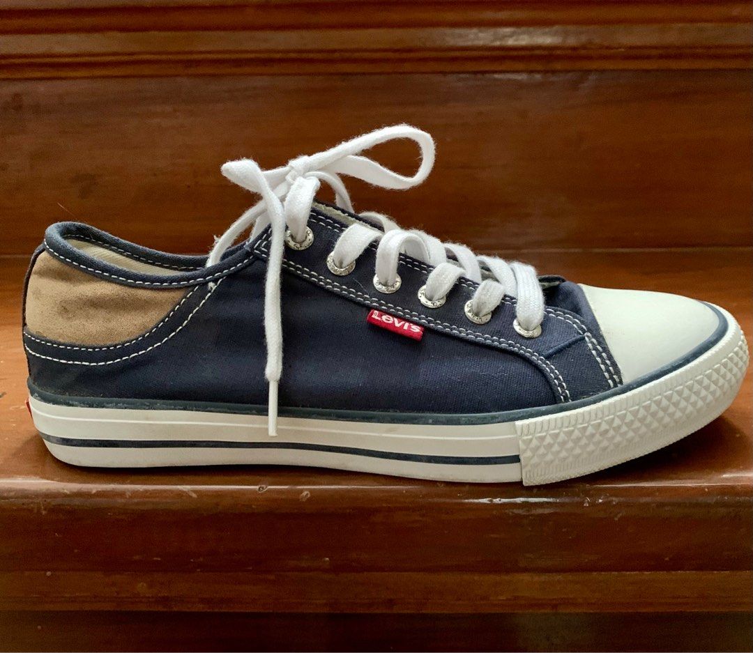 Converse Wome’s LEVIS sz 7 (Category: Sneakers) located in Guagua. Submitted by rizza4 (Listing ID 1314637254, Image 2). Description: •original levis comfort women sneakers • navy blue siz7 • still intact • not abused from US • still white no color transform • in a good condition.