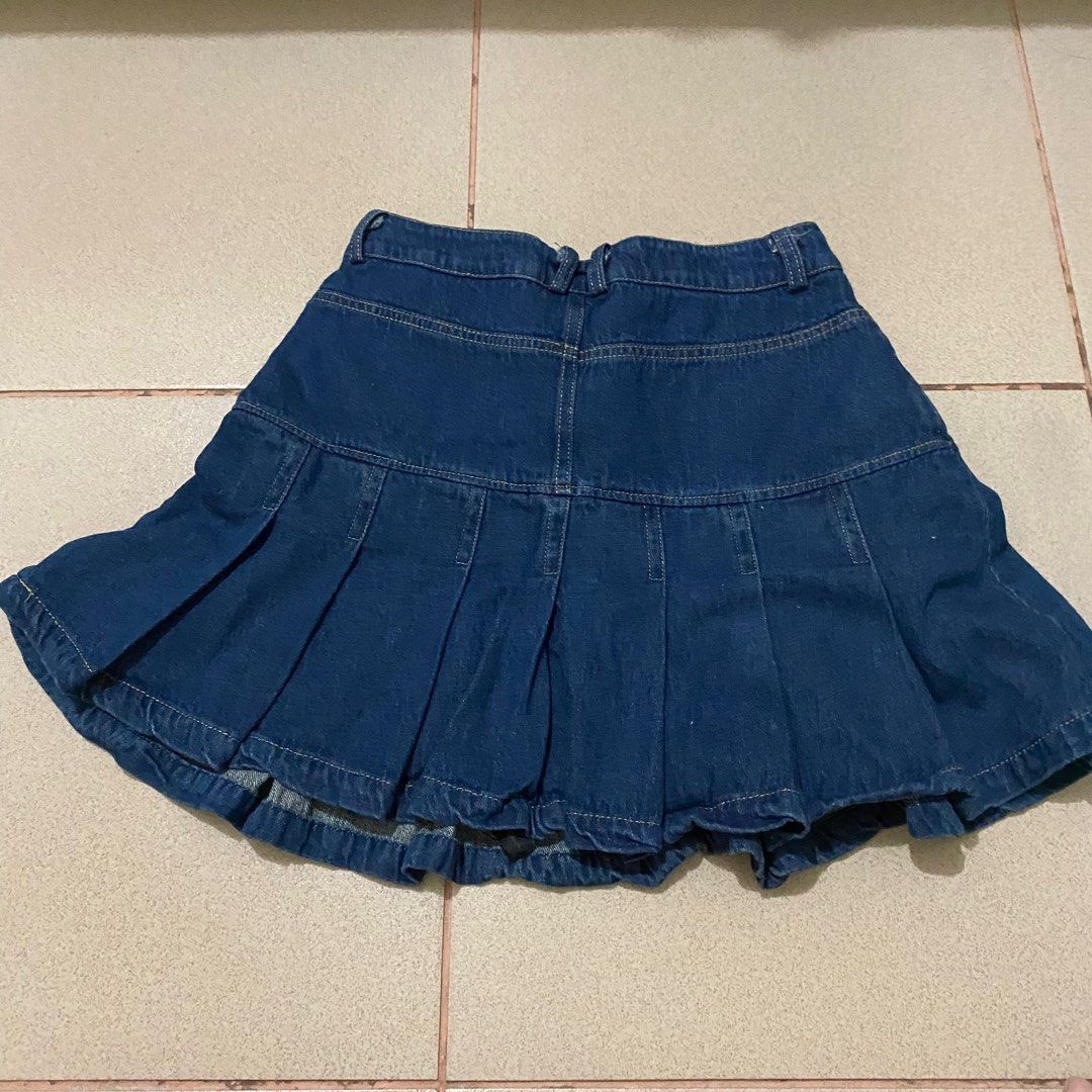 Denim Pleated Skirt (Category: Skirts) located in San Pedro. Submitted by ranze (Listing ID 1314576561, Image 2). Description: Denim Pleated Skirt cute for fits! Size: Waist 28-29 Length 16.