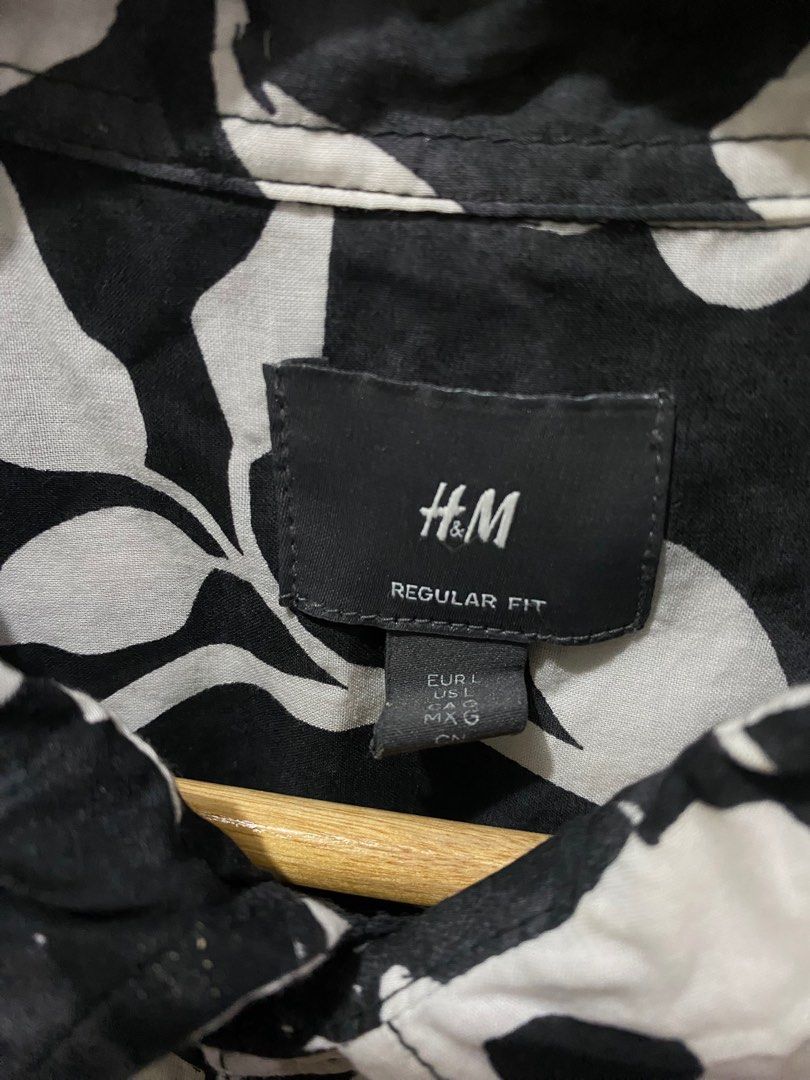 H&M black polo shirt (Category: Tshirts & Polo Shirts ) located in Taguig. Submitted by just_us (Listing ID 1314597568, Image 2). Description: 22W 28L.