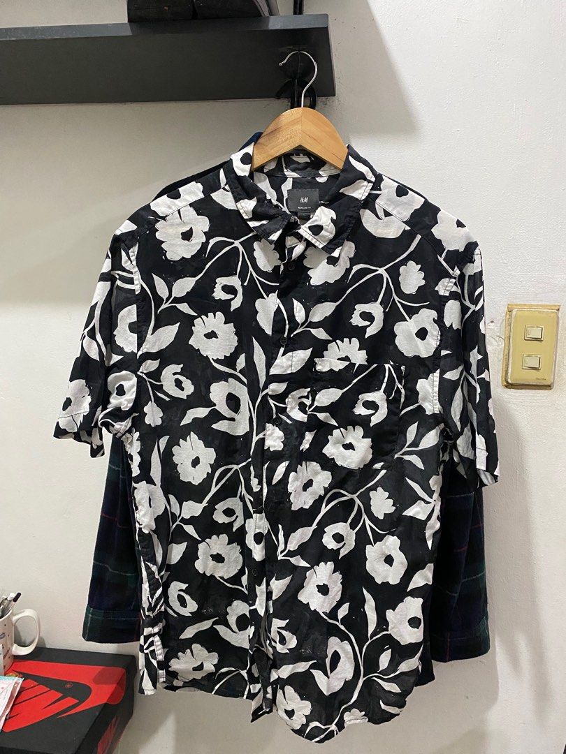 H&M black polo shirt (Category: Tshirts & Polo Shirts ) located in Taguig. Submitted by just_us (Listing ID 1314597568, Image 1). Description: 22W 28L.