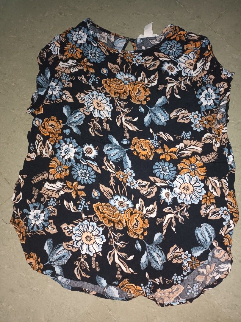H&M Floral Blouse (Category: Blouses) located in Manila. Submitted by ndmc_ (Listing ID 1314617246, Image 1). Description: H&M Floral Blouse Size Small.