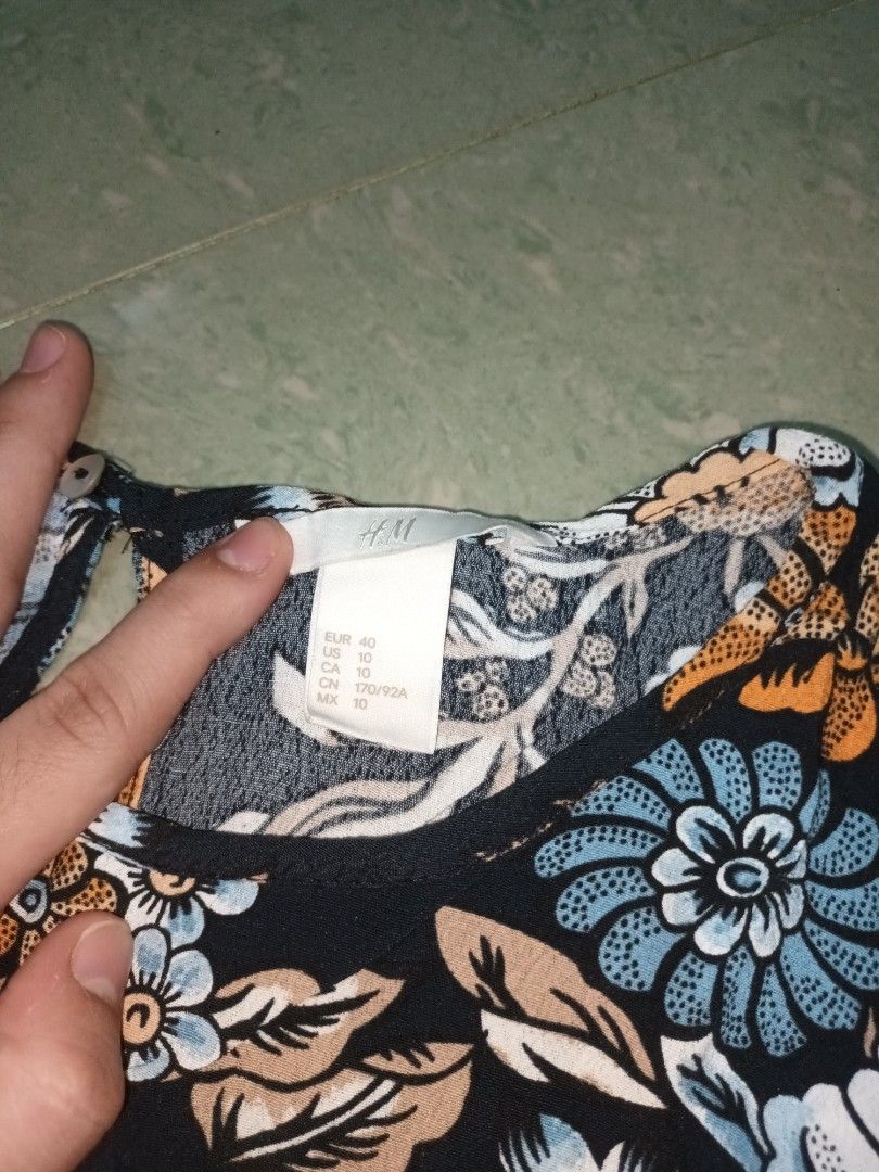 H&M Floral Blouse (Category: Blouses) located in Manila. Submitted by ndmc_ (Listing ID 1314617246, Image 2). Description: H&M Floral Blouse Size Small.