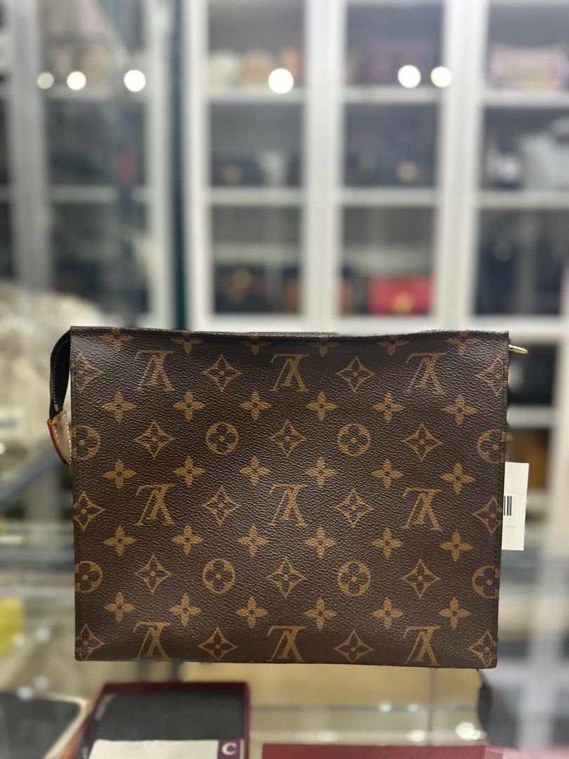 Louis Vuitton Toiletry 26 Monogram (Category: Luxury Bags & Wallets) located in Taguig. Submitted by closetcompany (Listing ID 1314620465, Image 1). Description: Louis Vuitton Toiletry 26 Monogram 🫧Php 30,000 🫧CONDITION: Very Good condition with minor signs of usage such as faint rubs on corners, minor creasing of the leather, water marks on the vachetta leather, and minor cabinet smell. No major flaws. 🫧RATING: 8.5/10 🫧INCLUSIONS: generic du
