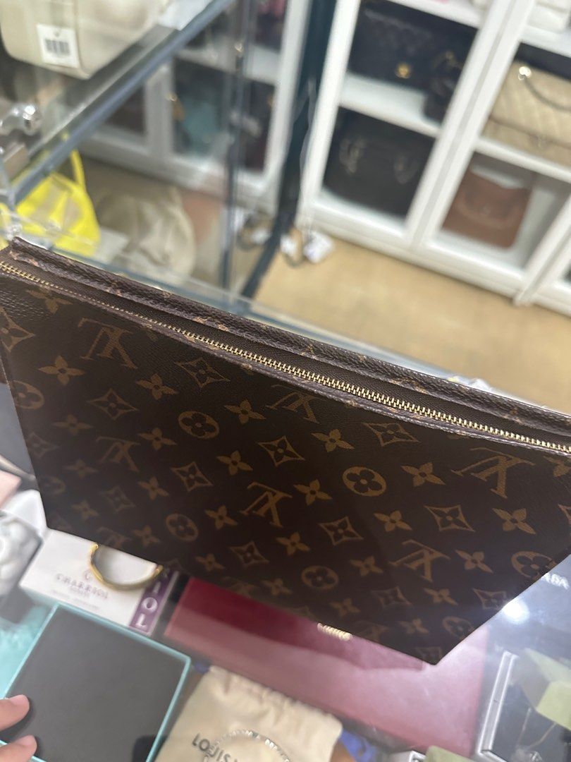 Louis Vuitton Toiletry 26 Monogram (Category: Luxury Bags & Wallets) located in Taguig. Submitted by closetcompany (Listing ID 1314620465, Image 3). Description: Louis Vuitton Toiletry 26 Monogram 🫧Php 30,000 🫧CONDITION: Very Good condition with minor signs of usage such as faint rubs on corners, minor creasing of the leather, water marks on the vachetta leather, and minor cabinet smell. No major flaws. 🫧RATING: 8.5/10 🫧INCLUSIONS: generic du
