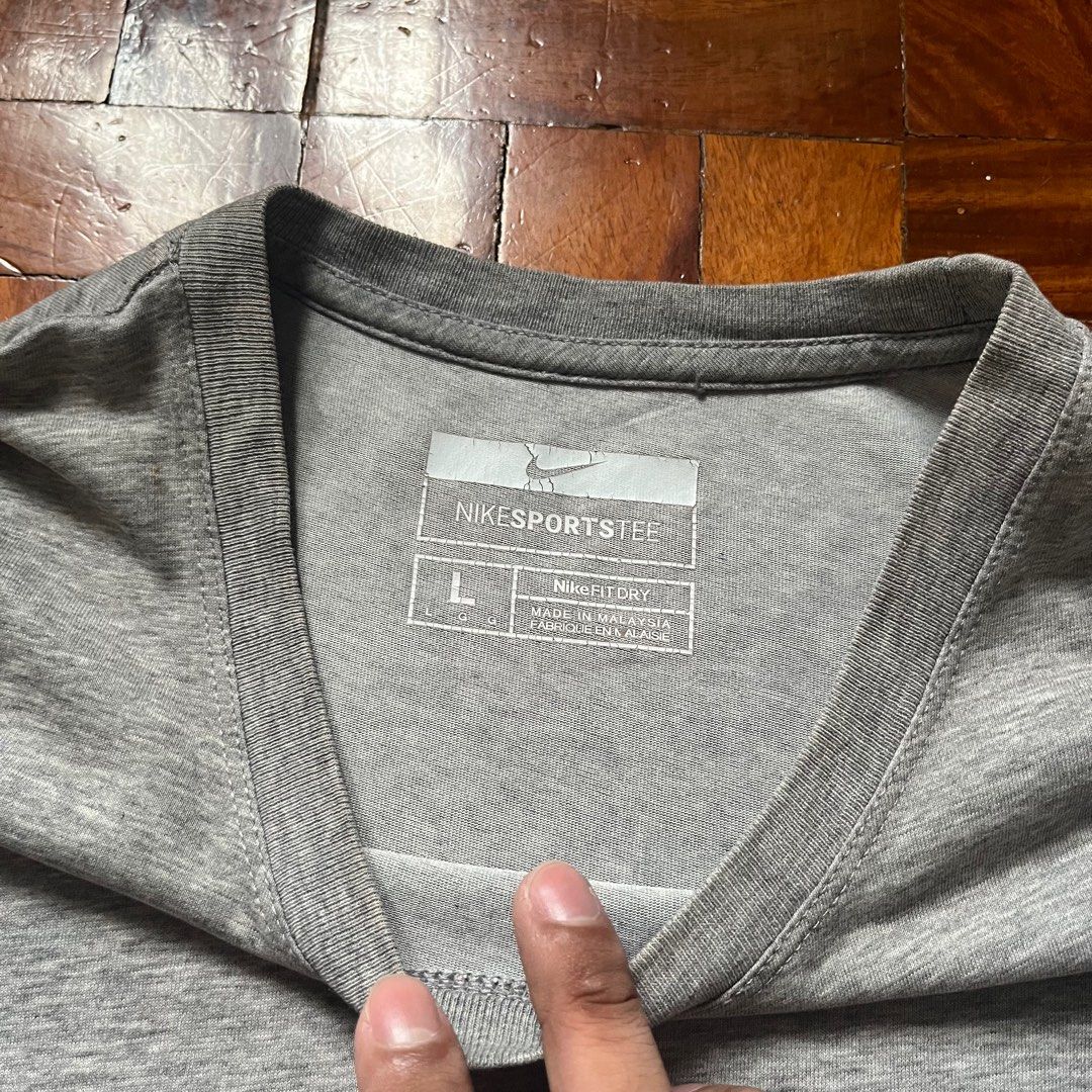 Nike Grey Sideswoosh Shirt (Category: Tshirts & Polo Shirts ) located in Paranaque City. Submitted by declutteringstuff (Listing ID 1314726040, Image 3). Description: 22 x 27 large on tag needs wash 8/10 condition .