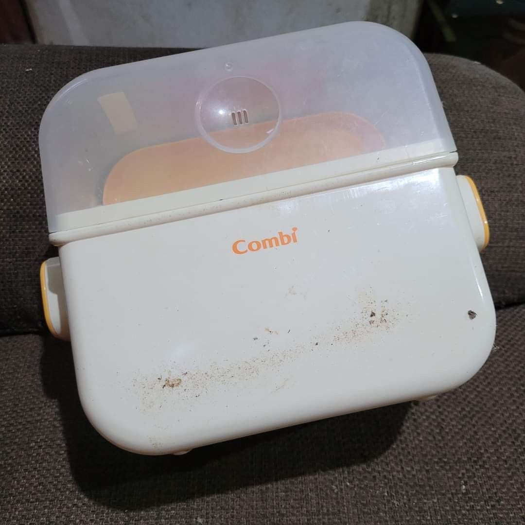 Original combi from japan (Category: Breastfeeding & Bottle Feeding) located in Quezon City. Submitted by moonchayo (Listing ID 1314665164, Image 1). Description: never been used brand new pero nasama sa mga japan items kunting linis lang.
