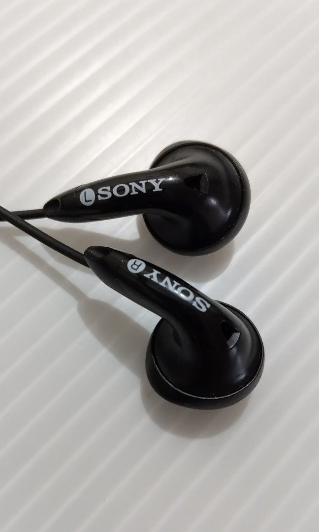 Sony 中古 discman earphone （分類：頭戴式/罩耳式耳機）位於 Hong Kong。 由 rcc221 提交（商品編號 1314612128，圖片 1）。簡介： 89成新, 長線, 淨耳機冇其他, 青衣站交收。