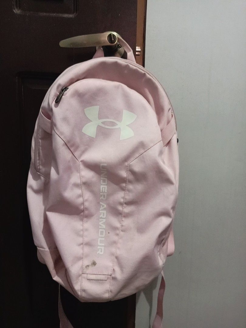 Under Armour Pink Backpack (Category: Backpacks) located in Manila. Submitted by kaeola (Listing ID 1314630170, Image 3). Description: -medyo madumi lang since di nagagamit masyado (washable stains) rfs: decluttering bilhin niyo na po hehe.