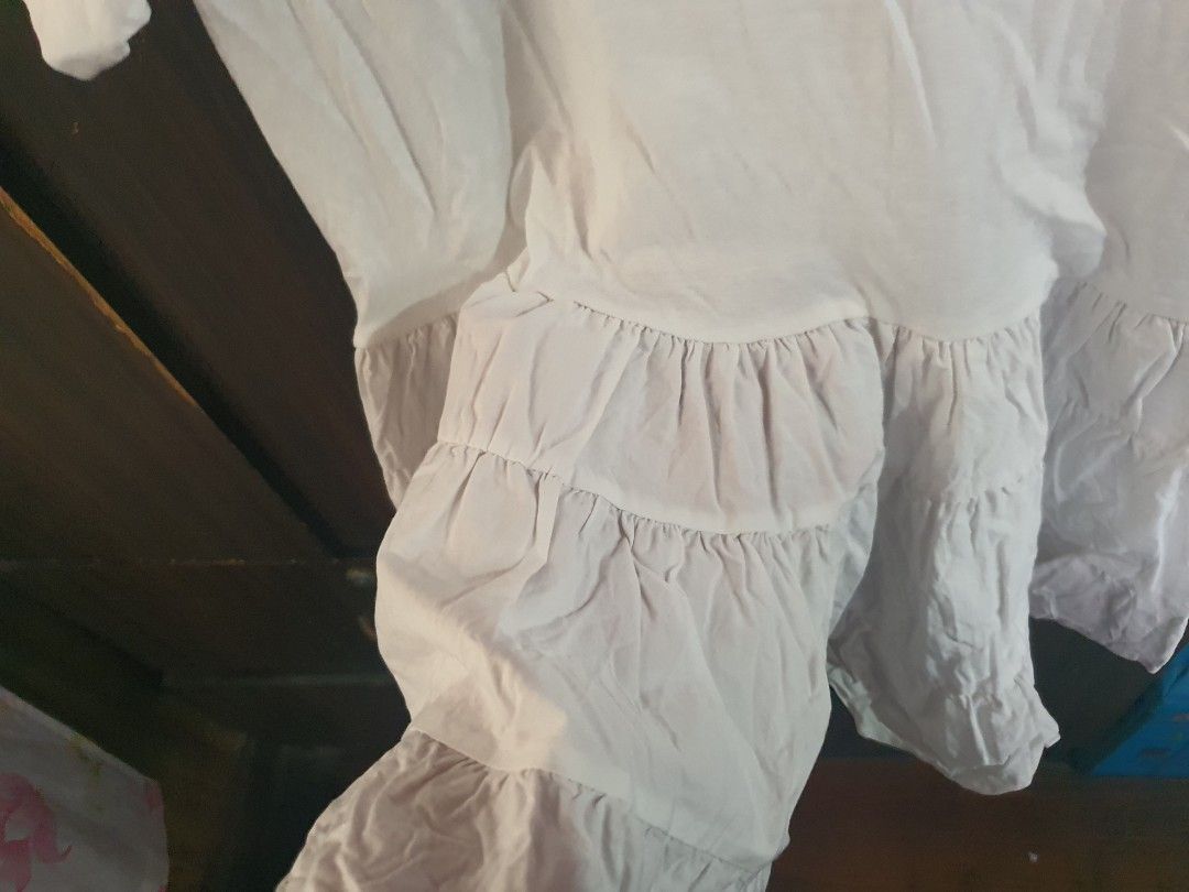 Zara white Shirt (Category: Shirts) located in Manila. Submitted by mane_13 (Listing ID 1314625849, Image 3). Description: Bought here but does not fit me, selling low.