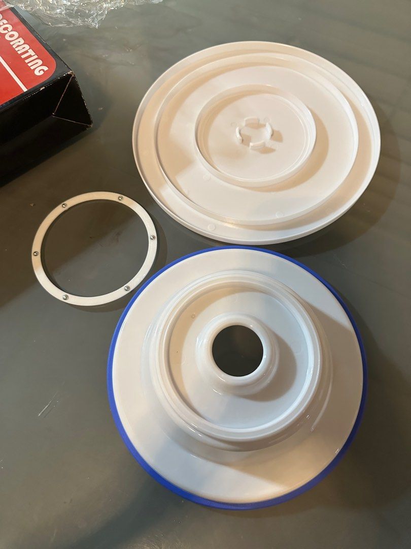 Cake Decor Turntable (Category: Bakeware) located in Lipa City. Submitted by jnlxv87 (Listing ID 1314752560, Image 3). Description: Used once only Pinatungan lang ng cake for picture taking.