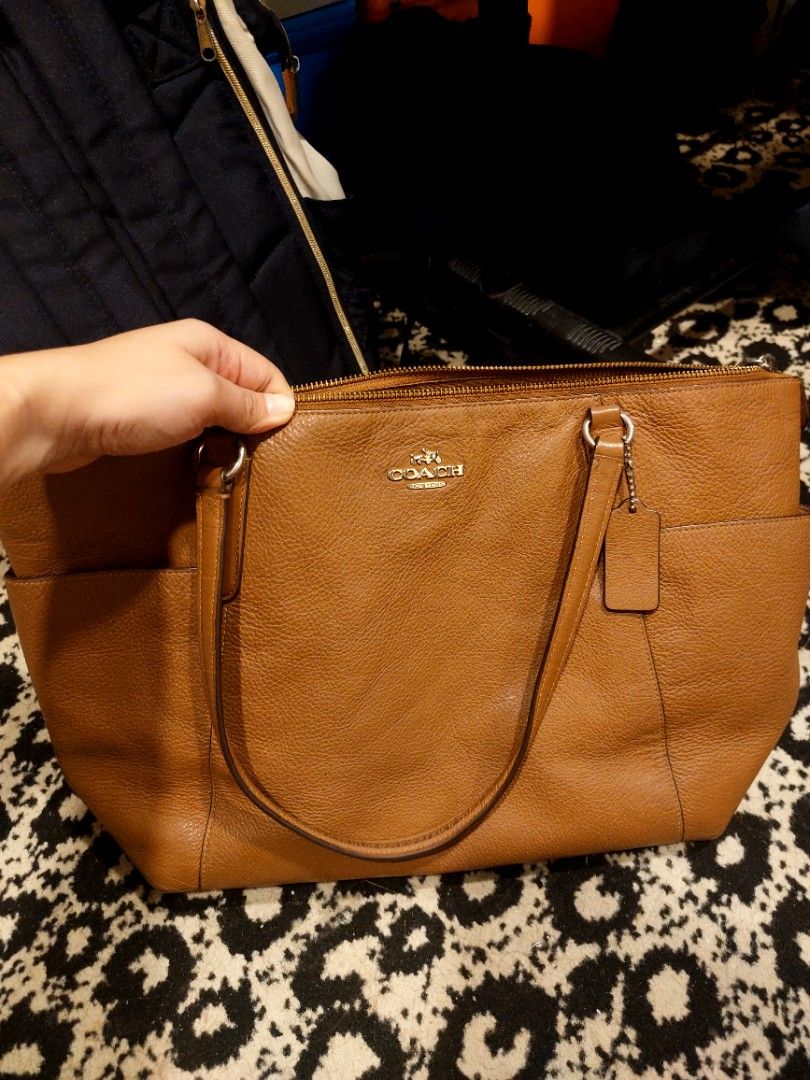 Coach Ava Tote (Category: Shoulder Bags) located in Valenzuela. Submitted by trislndgn (Listing ID 1314884733, Image 3). Description: Coach Ava Tote Slightly Used PM FOR MORE INFO!! 🤎.