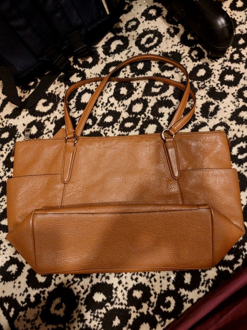 Coach Ava Tote (Category: Shoulder Bags) located in Valenzuela. Submitted by trislndgn (Listing ID 1314884733, Image 2). Description: Coach Ava Tote Slightly Used PM FOR MORE INFO!! 🤎.