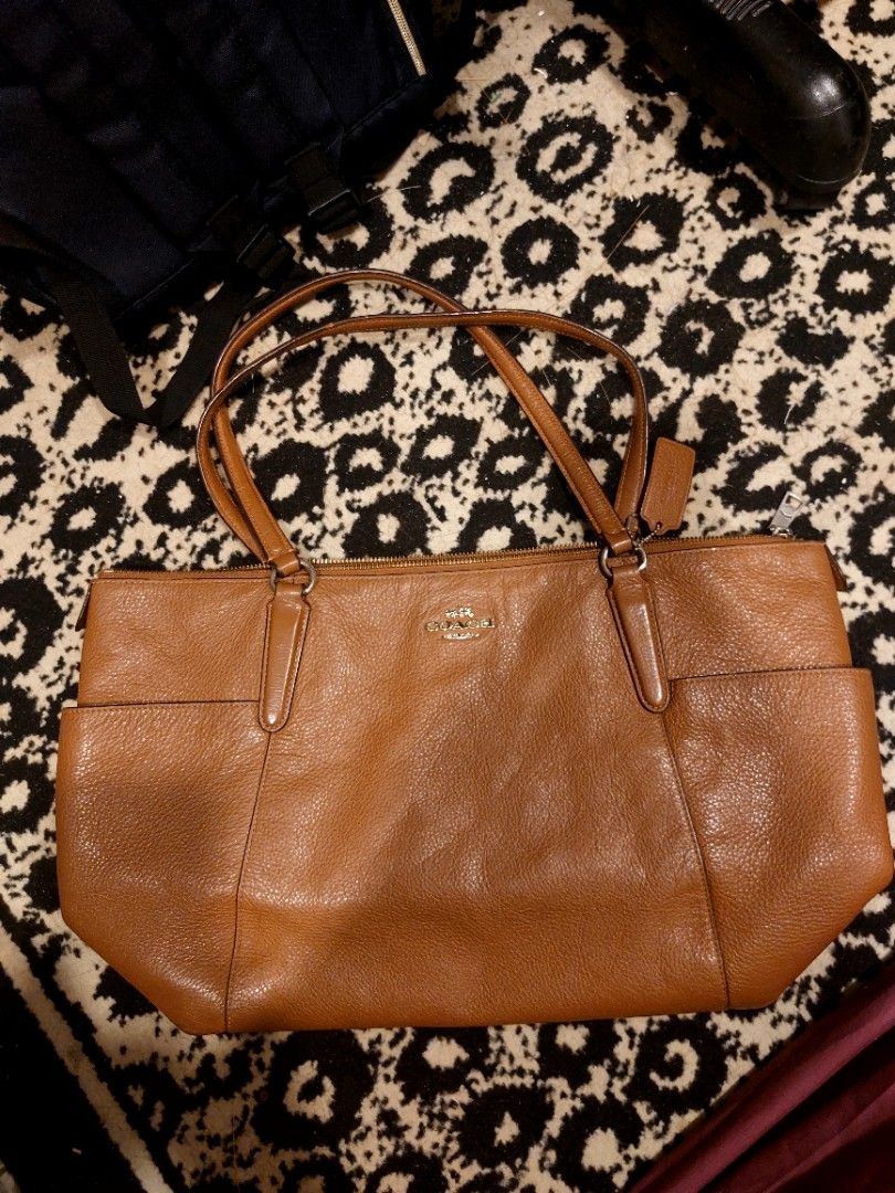 Coach Ava Tote (Category: Shoulder Bags) located in Valenzuela. Submitted by trislndgn (Listing ID 1314884733, Image 1). Description: Coach Ava Tote Slightly Used PM FOR MORE INFO!! 🤎.