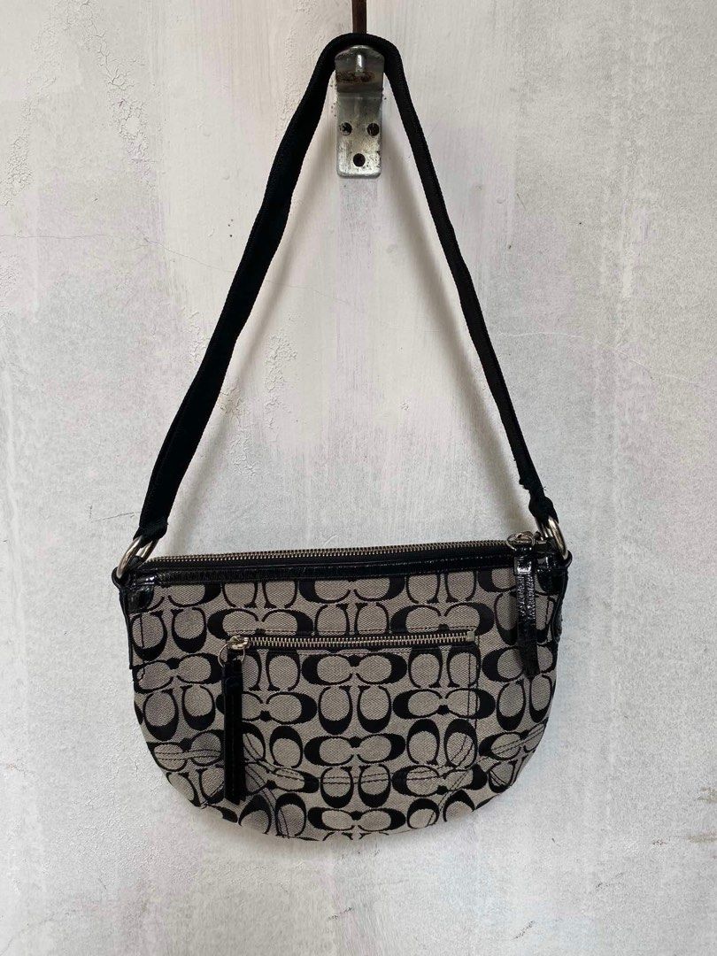 coach hobo shoulder bag size medium (Category: Luxury Bags & Wallets) located in Bacolod City. Submitted by novymae23 (Listing ID 1314811530, Image 2). Description: 100% original.