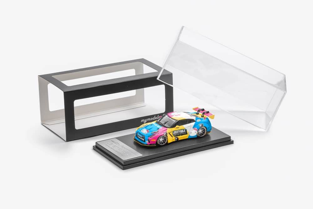 Voiture Jouet Diecast 1:64 Modelcollect - Nissan GTR R35 Hello Kitty édition Spéciale, Multicolore