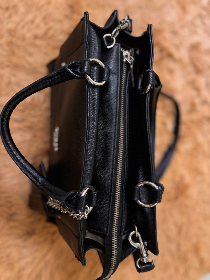 Guess Women Shoulder/Hand Bag (Category: Shoulder Bags) located in Las Pinas. Submitted by stashstop (Listing ID 1314804419, Image 3). Description: .