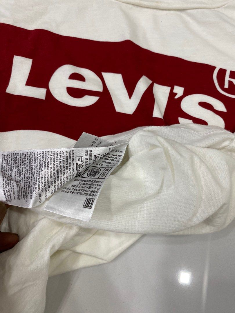 Levis (Category: Shirts) located in Sungai Petani. Submitted by hyfareeshop (Listing ID 1314906293, Image 3). Description: Pit to pit : 20 inch Long : 24 inch.