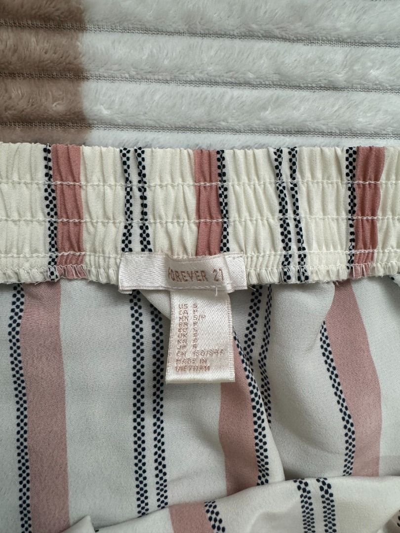 Original Forever 21 Striped Off-shoulder Top (Category: Others Tops) located in Bacoor. Submitted by _closetdeclutter (Listing ID 1314801453, Image 2). Description: Original 9/10 condition (no stains) Used but not abused Size on tag: US Small RFS: does not fit anymore.