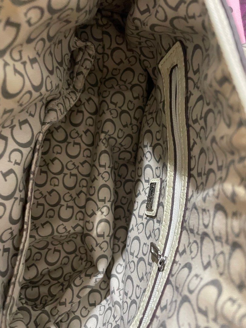 Original Guess Bag (Category: Luxury Bags & Wallets) located in Quezon City. Submitted by altheadeclutters (Listing ID 1314888057, Image 3). Description: Issues: - Some stains and discoloration but can be removed with cleaning Negotiable!.