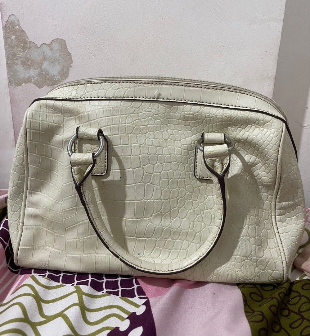 Original Guess Bag (Category: Luxury Bags & Wallets) located in Quezon City. Submitted by altheadeclutters (Listing ID 1314888057, Image 2). Description: Issues: - Some stains and discoloration but can be removed with cleaning Negotiable!.