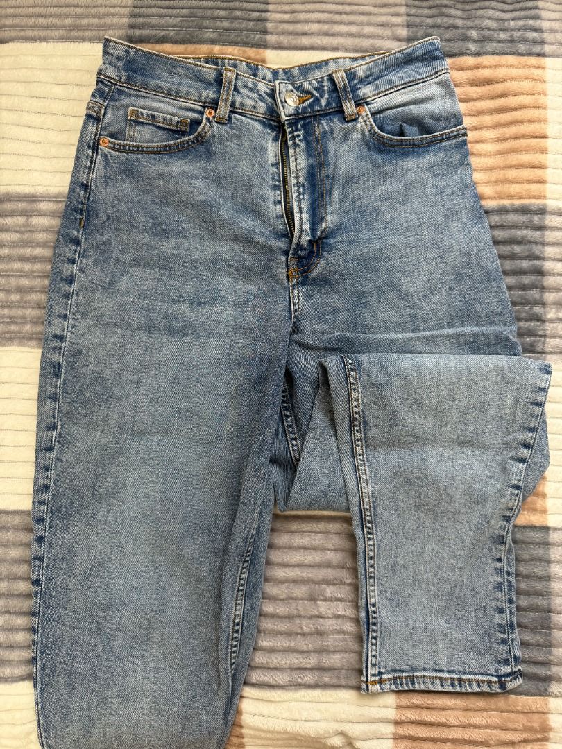 Original H&M Denim Mom Pants (Category: Jeans) located in Bacoor. Submitted by _closetdeclutter (Listing ID 1314806951, Image 2). Description: Original fits vv nice 10/10 condition (no stains) Used but not abused Size on tag: US 6 RFS: does not fit anymore .