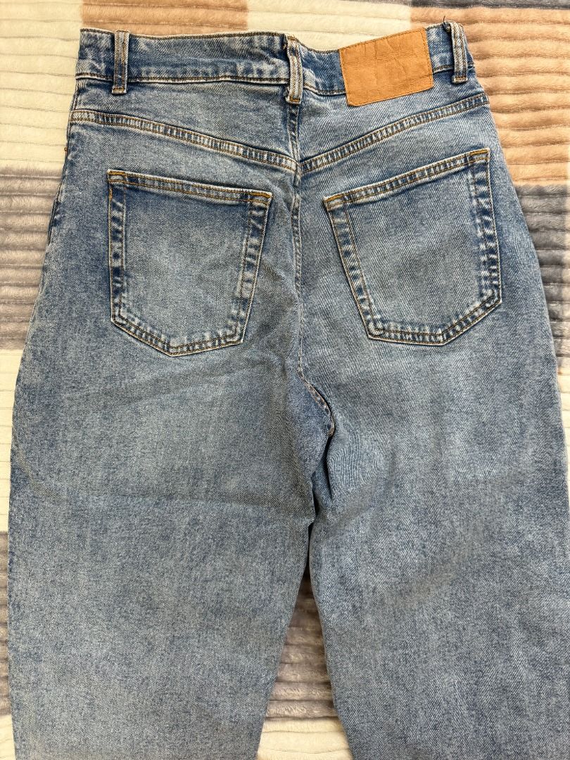 Original H&M Denim Mom Pants (Category: Jeans) located in Bacoor. Submitted by _closetdeclutter (Listing ID 1314806951, Image 3). Description: Original fits vv nice 10/10 condition (no stains) Used but not abused Size on tag: US 6 RFS: does not fit anymore .