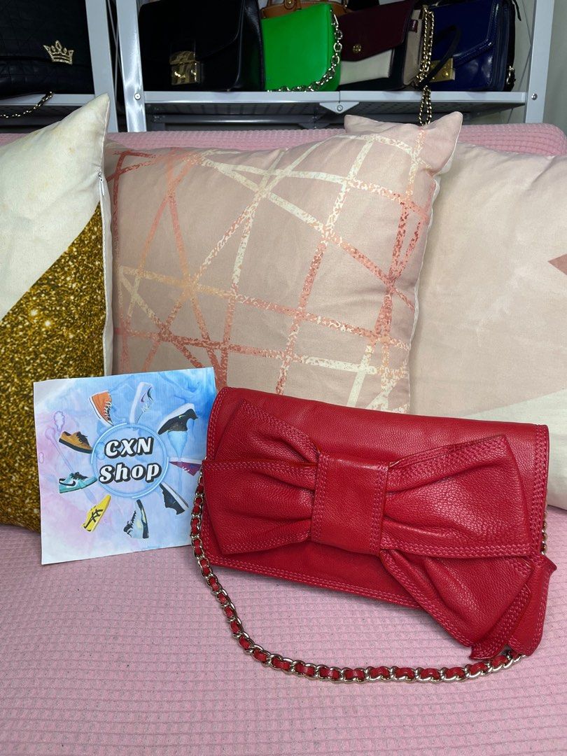 ORIGINAL Kate Spade Bow Clutch Bag (Category: Luxury Bags & Wallets) located in Binan City. Submitted by cxn.shop (Listing ID 1314831599, Image 1). Description: PRELOVED 💖 Very good used condition Very minimal signs of use Built-in strap Genuine leather 100% ORIGINAL.