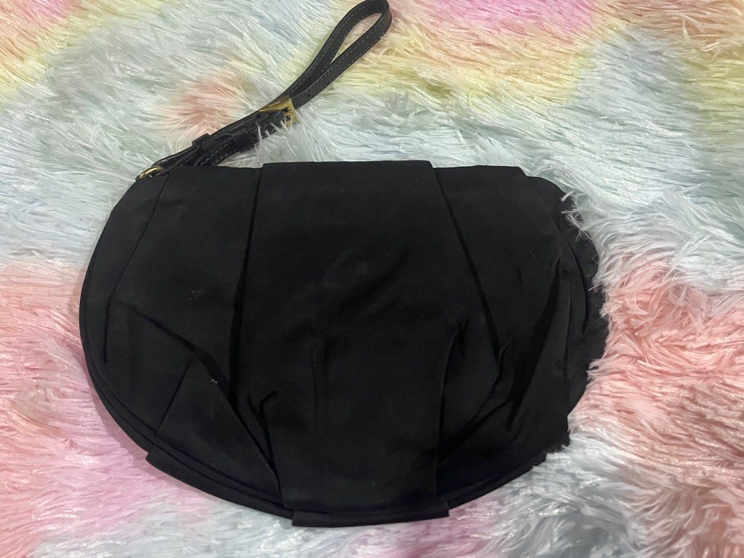 Prada wrist bag (Category: Luxury Bags & Wallets) located in Baliuag. Submitted by sadeckmiguel (Listing ID 1314834938, Image 2). Description: prada wristbag 9/10 condition size: 9x6” 2000 only.