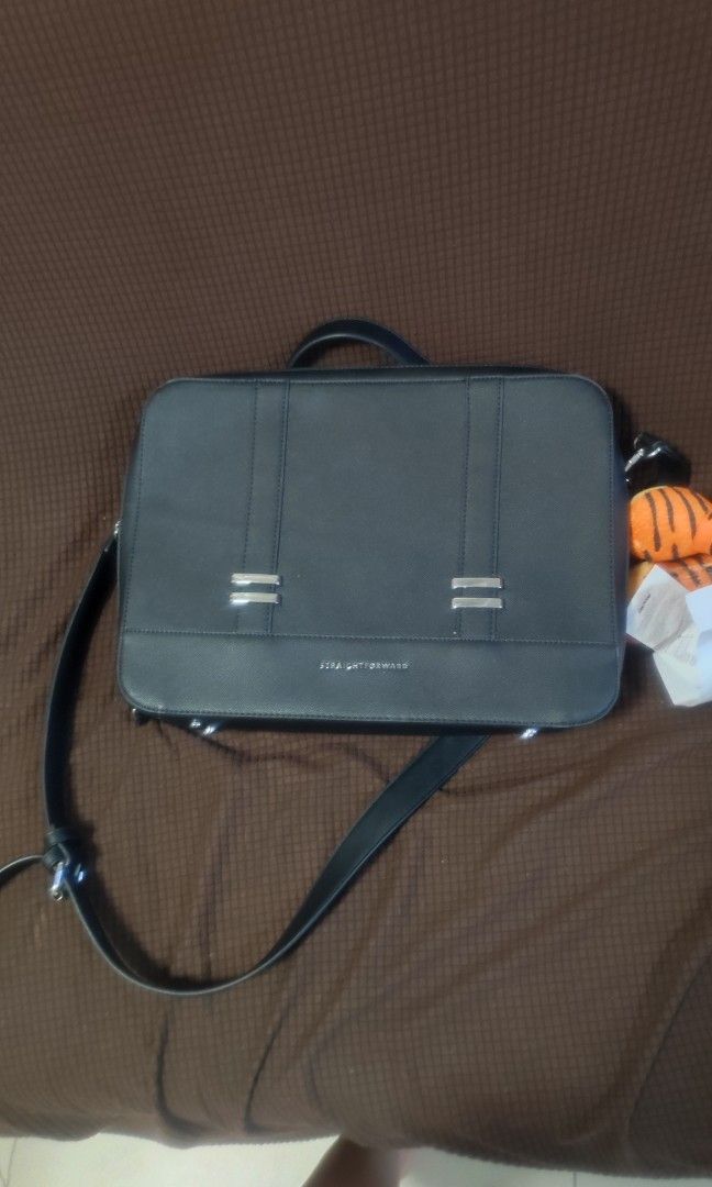 straightforward dvl lusso-black (Category: Luxury Bags & Wallets) located in Manila. Submitted by levigurl (Listing ID 1314929547, Image 2). Description: eyy di daw pwede sa scoliosis ko ang gantong bag. dalawang beses lang nagamit pero nagasgas kong maliit sa gedli. limited edition ang color kaya purr. Php 2,750 orig keri ang 14" lappy kaso dapat slim ang laptops pero wala namang gaming laptop na 14" kaya pakk..