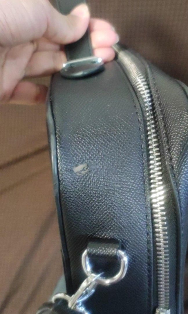 straightforward dvl lusso-black (Category: Luxury Bags & Wallets) located in Manila. Submitted by levigurl (Listing ID 1314929547, Image 3). Description: eyy di daw pwede sa scoliosis ko ang gantong bag. dalawang beses lang nagamit pero nagasgas kong maliit sa gedli. limited edition ang color kaya purr. Php 2,750 orig keri ang 14" lappy kaso dapat slim ang laptops pero wala namang gaming laptop na 14" kaya pakk..