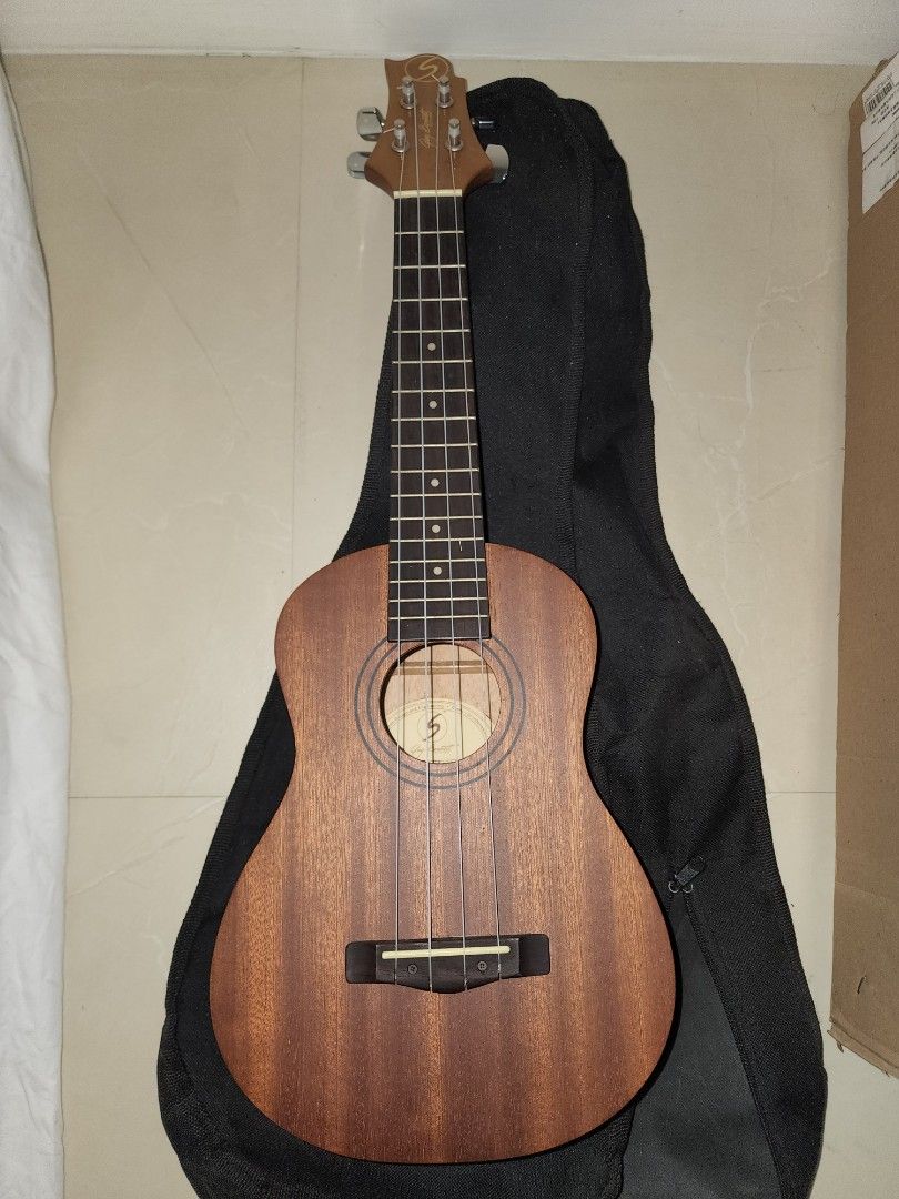 Ukulele Samick Greg Bennett Design with Case (Category: Musical Instruments) located in Quezon City. Submitted by mooneon (Listing ID 1314797980, Image 1). Description: great condition.