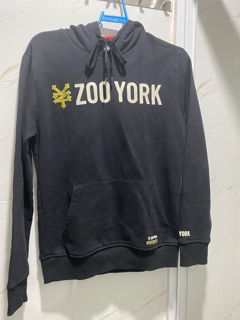 Zoo York Hoodie Jacket (Category: Activewear) located in Taguig. Submitted by lhaie23 (Listing ID 1314855348, Image 1). Description: Zoo York Black Hoodie Jacket L Original Good as new Negotiable .