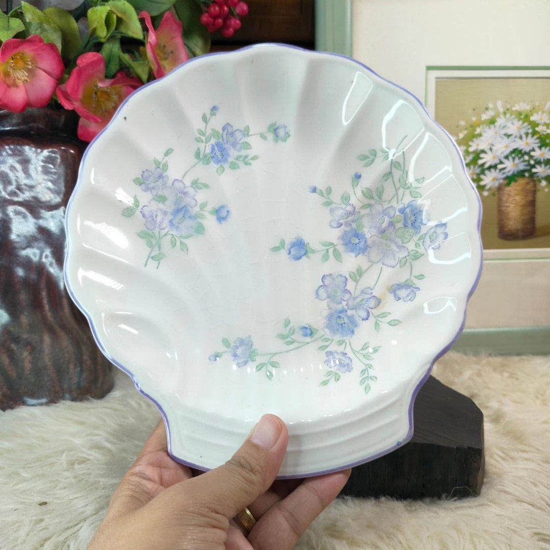 BLUE BELL FURUKAWA SHELL PLATE (Category: Dinnerware & Cutlery) located in Baao. Submitted by all.things.japan (Listing ID 1315116156, Image 3). Description: BLUE BELL FURUKAWA SHELL PLATE ✅ VGC ✅ No flaws ✅ Collectibles/Vintage ✅ Signed Dimensions: 8.75 (D) X 1.3 (Depth) inches MINE: P220.00 Add SF MOP: GCash/PNB/LBP/Palawanpay/Seabank Location: BICOL (Baao, Camarines Sur) Please note that colors may vary due to lighting condition and camera set