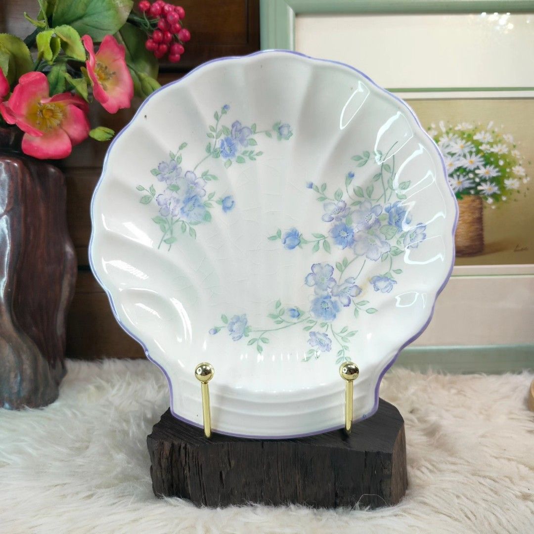 BLUE BELL FURUKAWA SHELL PLATE (Category: Dinnerware & Cutlery) located in Baao. Submitted by all.things.japan (Listing ID 1315116156, Image 1). Description: BLUE BELL FURUKAWA SHELL PLATE ✅ VGC ✅ No flaws ✅ Collectibles/Vintage ✅ Signed Dimensions: 8.75 (D) X 1.3 (Depth) inches MINE: P220.00 Add SF MOP: GCash/PNB/LBP/Palawanpay/Seabank Location: BICOL (Baao, Camarines Sur) Please note that colors may vary due to lighting condition and camera set