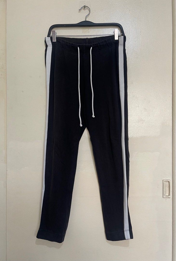 Forever 21 Black Track Pants (Category: Joggers) located in Caloocan City. Submitted by pairryhype (Listing ID 1315028494, Image 1). Description: Forever 21 Black track pants Stretchable 28-36 waistline | 38 length 8.5/10 condition South caloocan location .