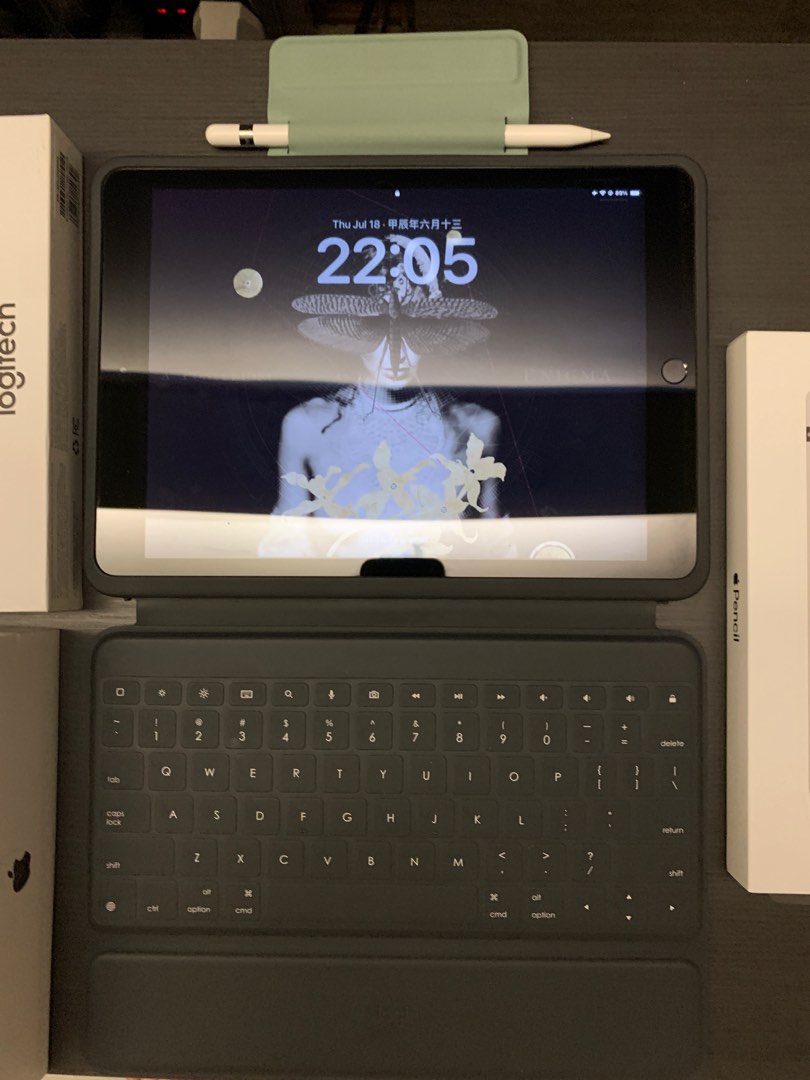 Apple iPad Wi-Fi 128GB Space Grey (7th Gen) + Logictech Rugged Folio ...