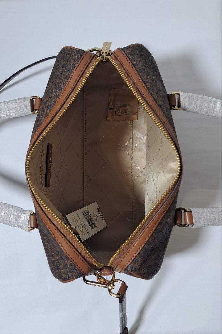 MK med duffle satchel Original (Category: Luxury Bags & Wallets) located in Quezon City. Submitted by meant_4_u (Listing ID 1315014747, Image 2). Description: 😱On hand Ph and ready to ship 😍 "LAST PRICE posted 👋🏼 😲 Original michael kors medium duffle satchel 🔖 SRP: 44,800 ✅ inclusions: Tag, paper bag(limited), care card 🤗 Guaranteed Original from USA 🤑 MOP: BPI / BDO/ metrobank/ Gcash-gcash transfer #meant_4_u #originalmichaelkorsusa #mk 