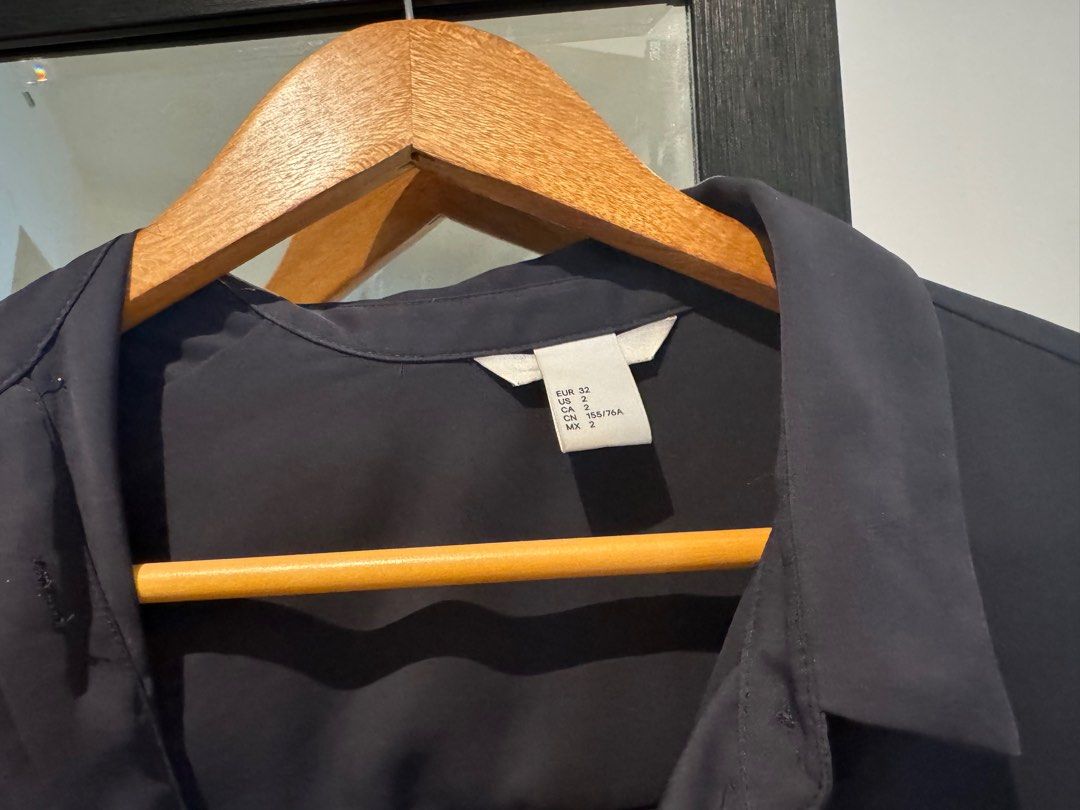 Shirts （分類：襯衫）位於 Hong Kong。 由 daminimalist 提交（商品編號 1315037726，圖片 4）。簡介： Fits XS-S Very user-friendly, the material never requires ironing and it doesn’t have wrinkles at all 150 for both More items on my page, open for bundle sale discount, exchange are welcome Questions are welcome。