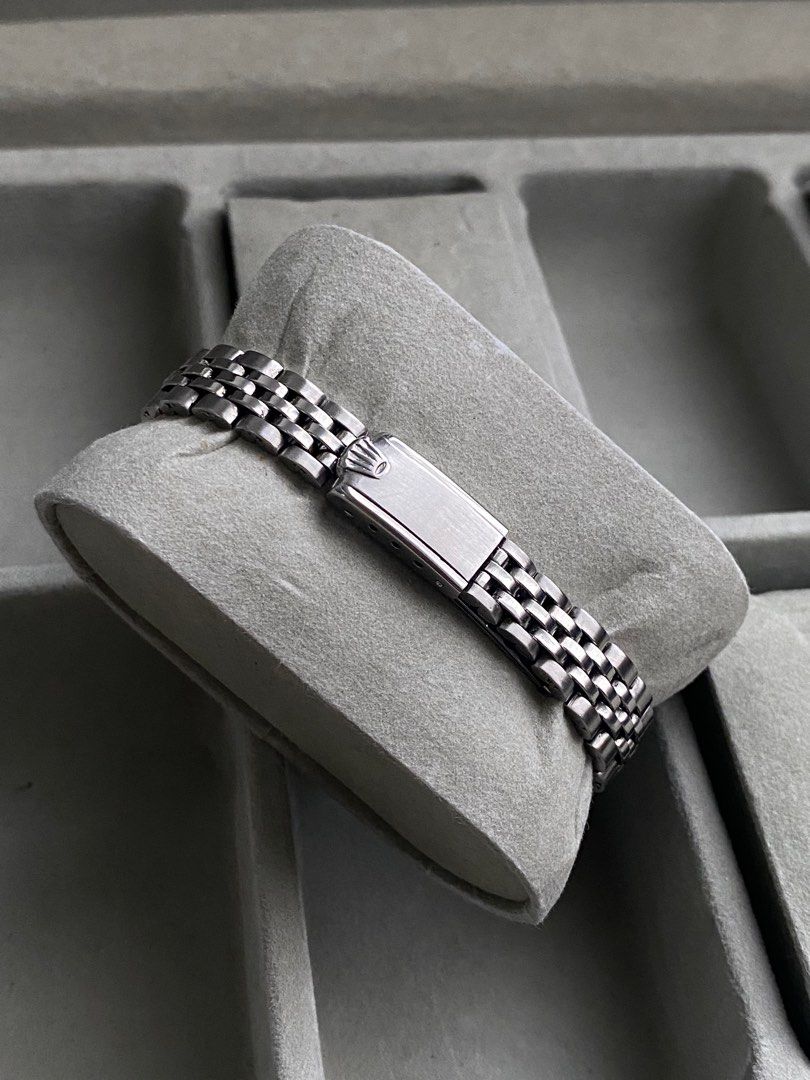 Tudor Princess Oysterdate (Category: Luxury Watches) located in Pasig City. Submitted by watchtradeph (Listing ID 1315042544, Image 3). Description: 1984 Tudor Princess Oysterdate (18K white gold bezel) [Ref: 92414] Automatic Serial: 111xxx Case: 26mm Bracelet: lady Jubilee, fits up to 15.5cm Material: 18K white gold bezel, stainless steel case and bracelet All original, newly serviced Php 79,990.