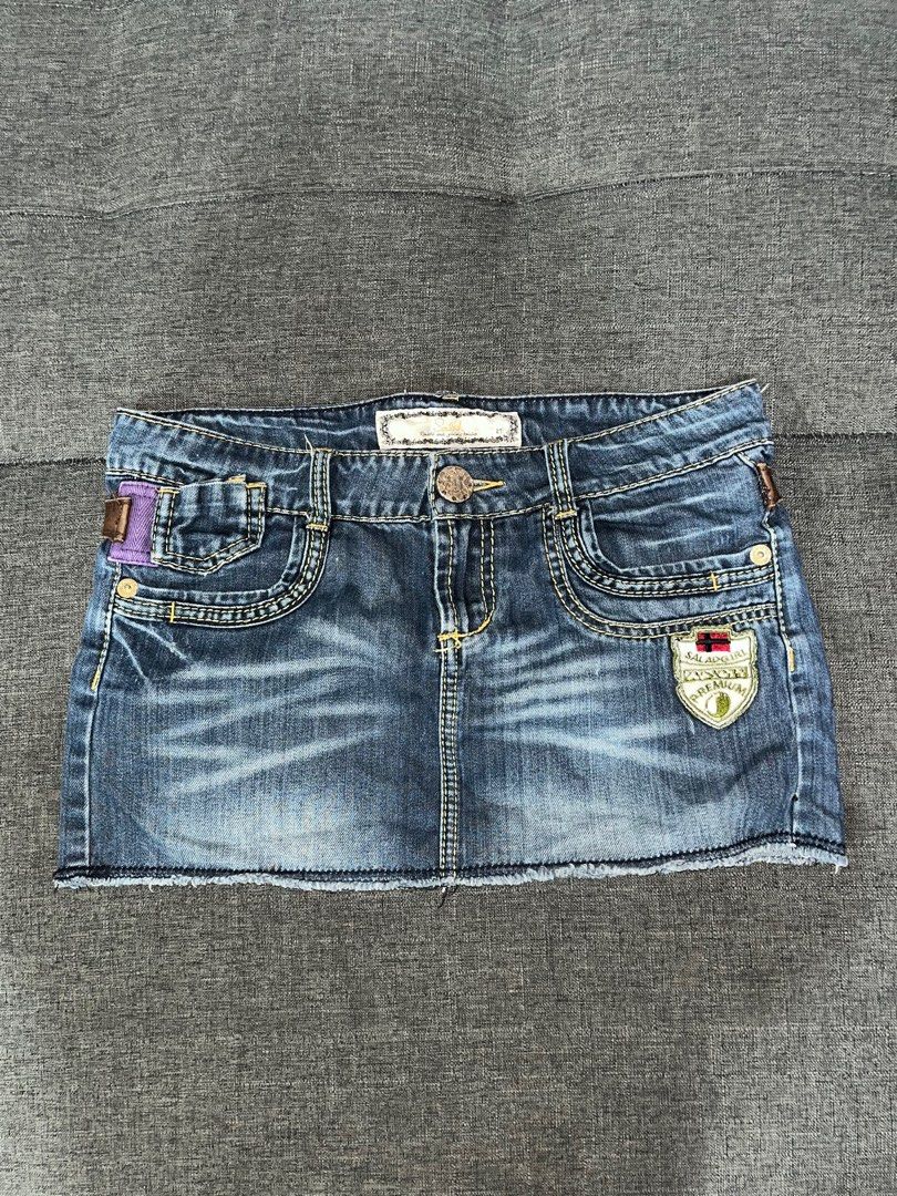 Y2k low waist skirt (Category: Skirts) located in Cainta. Submitted by manicpixie.x (Listing ID 1315050494, Image 1). Description: .