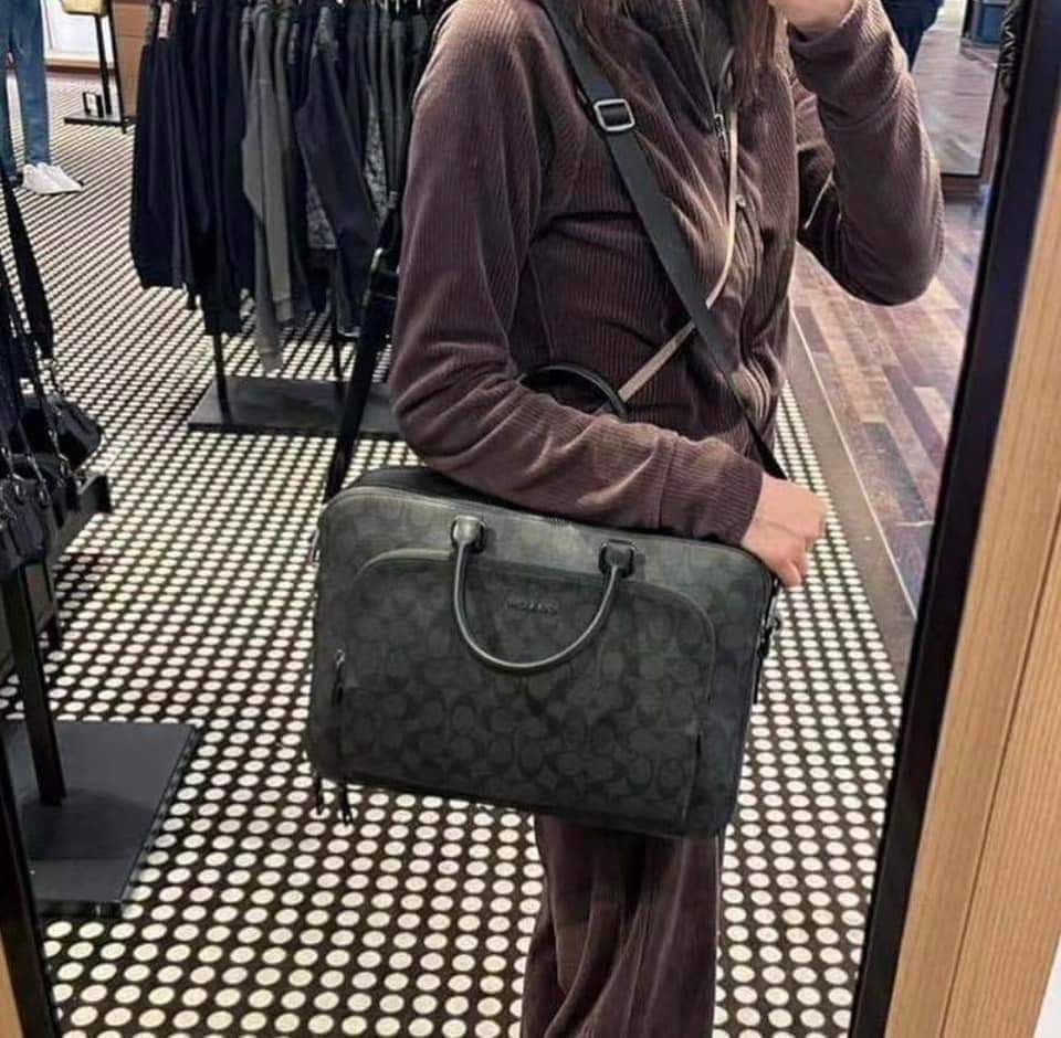 🍀 CCH Ethan Briefcase (Category: Briefcases) located in Manila. Submitted by shan_kenz (Listing ID 1315129730, Image 1). Description: 🍀 CCH Ethan Briefcase ▪️ 38 cm (length) * 27 cm (height) * 7.5 cm (width) 💰P2,600 ▪️Actual photo ▪️Plus SF.