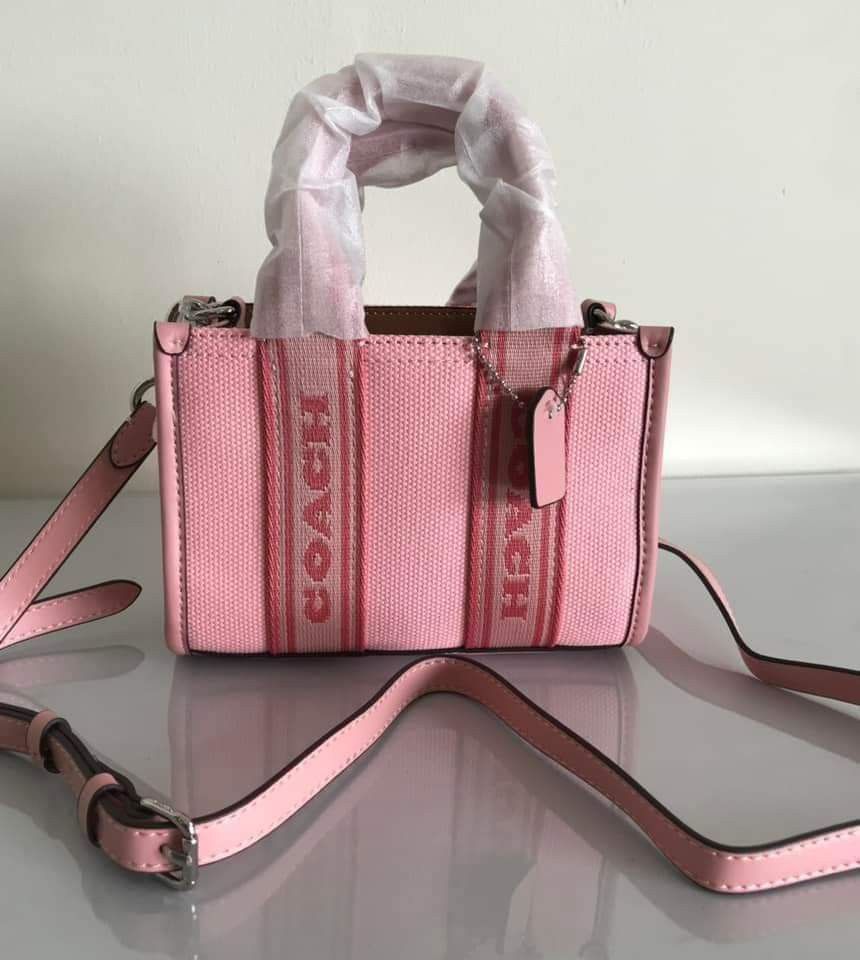 🍀 CCH Mini Smith Tote (Category: Luxury Bags & Wallets) located in Manila. Submitted by shan_kenz (Listing ID 1315128809, Image 3). Description: 🍀 CCH Mini Smith Tote ▪️16 x 12 x 8cm 💰P1,900 ▪️Actual photo ▪️Plus SF.