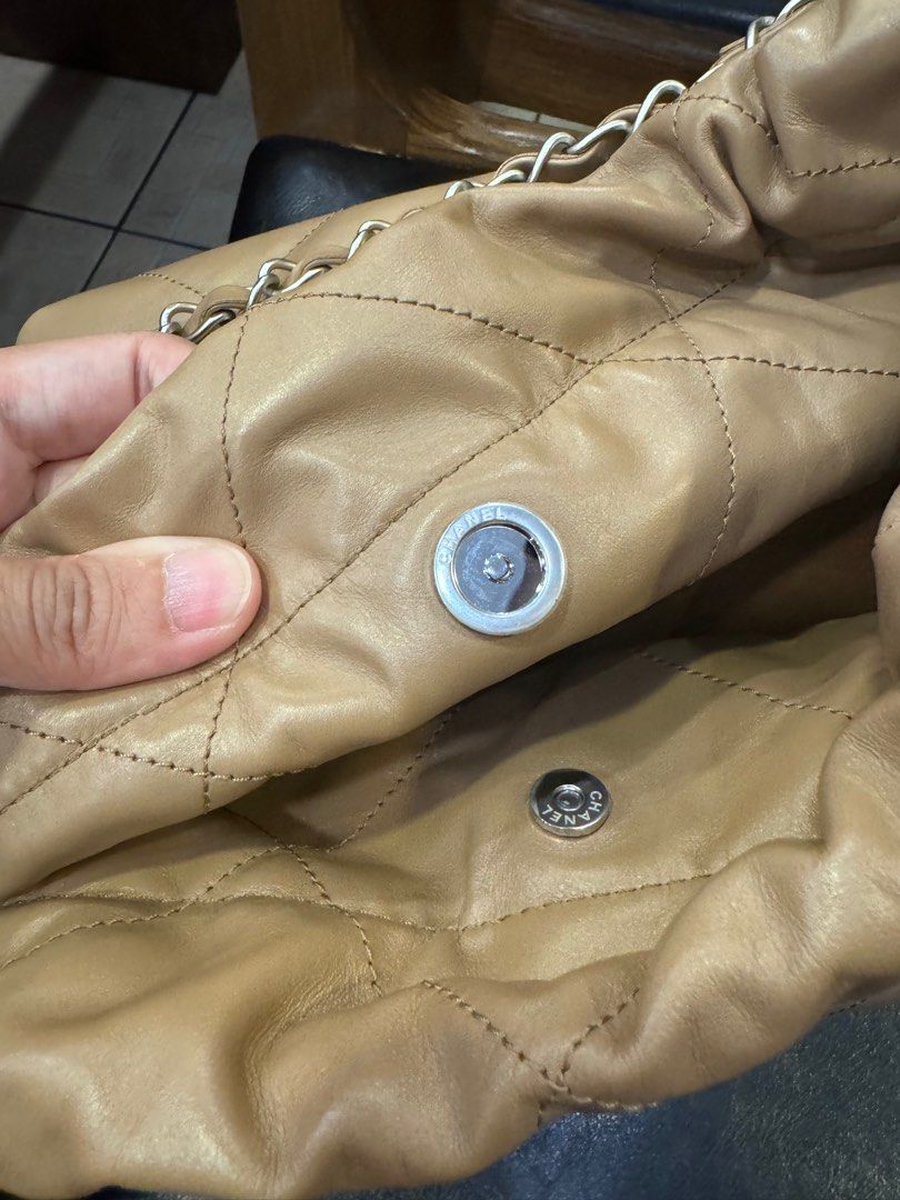Authentic Chanel 22 medium (Category: Luxury Bags & Wallets) located in Muntinlupa City. Submitted by tiger168 (Listing ID 1315215774, Image 2). Description: RFS too big Microchipped Used twice like new No swaps.