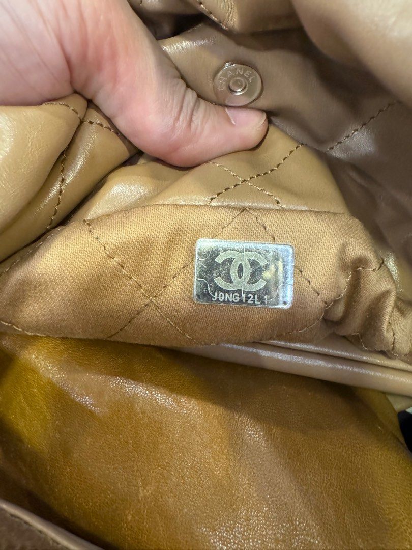Authentic Chanel 22 medium (Category: Luxury Bags & Wallets) located in Muntinlupa City. Submitted by tiger168 (Listing ID 1315215774, Image 3). Description: RFS too big Microchipped Used twice like new No swaps.