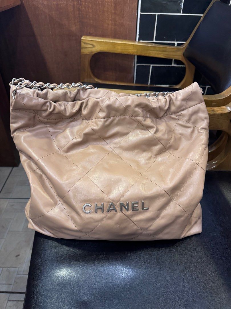 Authentic Chanel 22 medium (Category: Luxury Bags & Wallets) located in Muntinlupa City. Submitted by tiger168 (Listing ID 1315215774, Image 1). Description: RFS too big Microchipped Used twice like new No swaps.