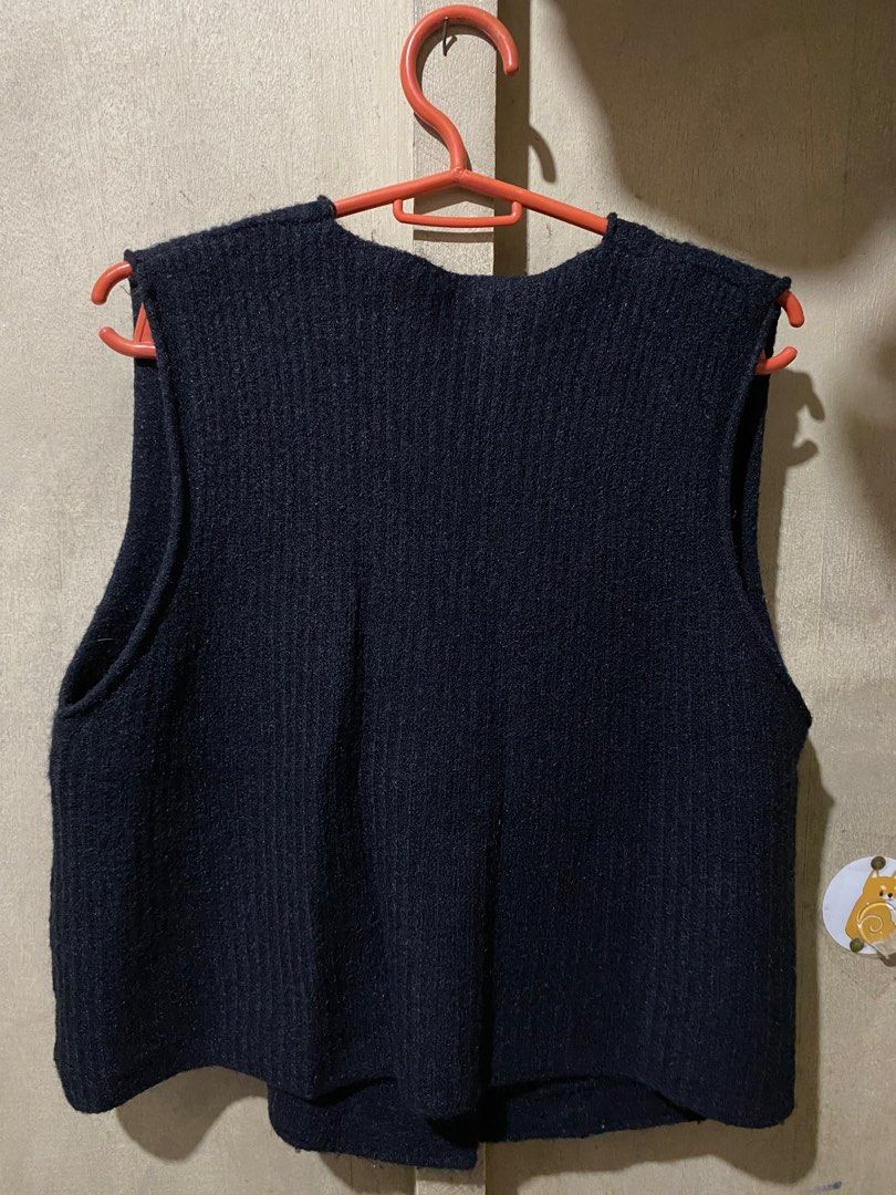 BKK Soft Ribbed Vest Color Black (Category: Sleeveless) located in Manila. Submitted by zaideasis (Listing ID 1315228928, Image 2). Description: Bought it from Bangkok. Free size. Fits up to Large frame. With one pocket on the side. Used twice only. Rfs: decluttering MOP: Bank transfer only - BDO/UB SF will be c/o the buyer Loc: Pasig .